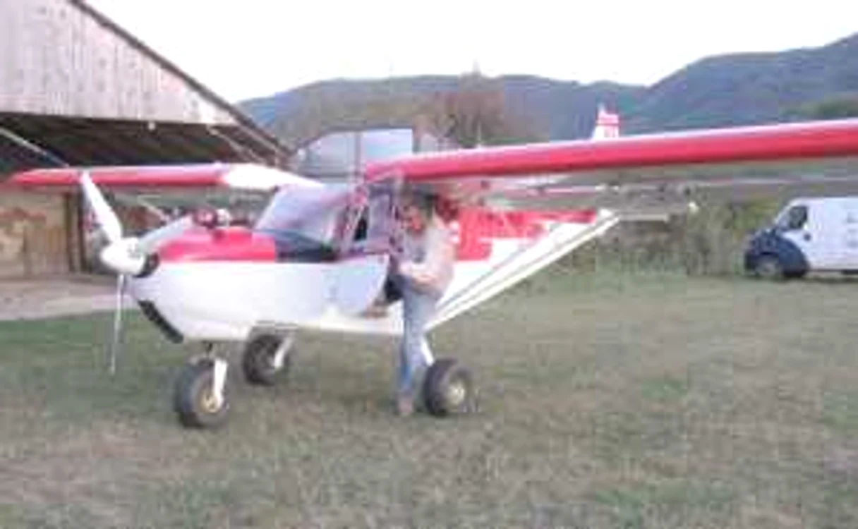 Şi-a „tras“ avion în curte