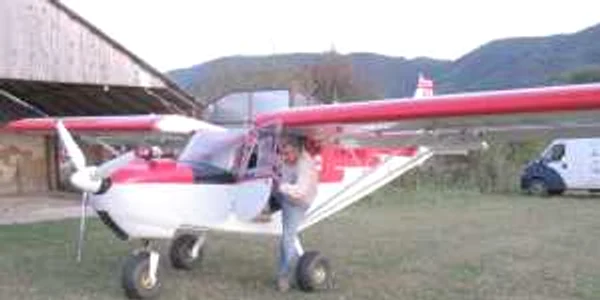 Şi-a „tras“ avion în curte
