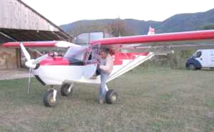 Şi-a „tras“ avion în curte
