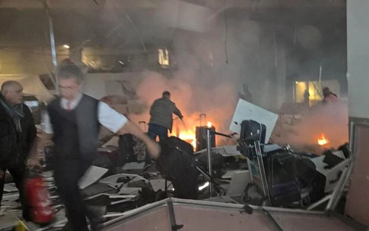 
    Două explozii au avut loc pe Aeroportul AtaturkFoto: digi24.ro  