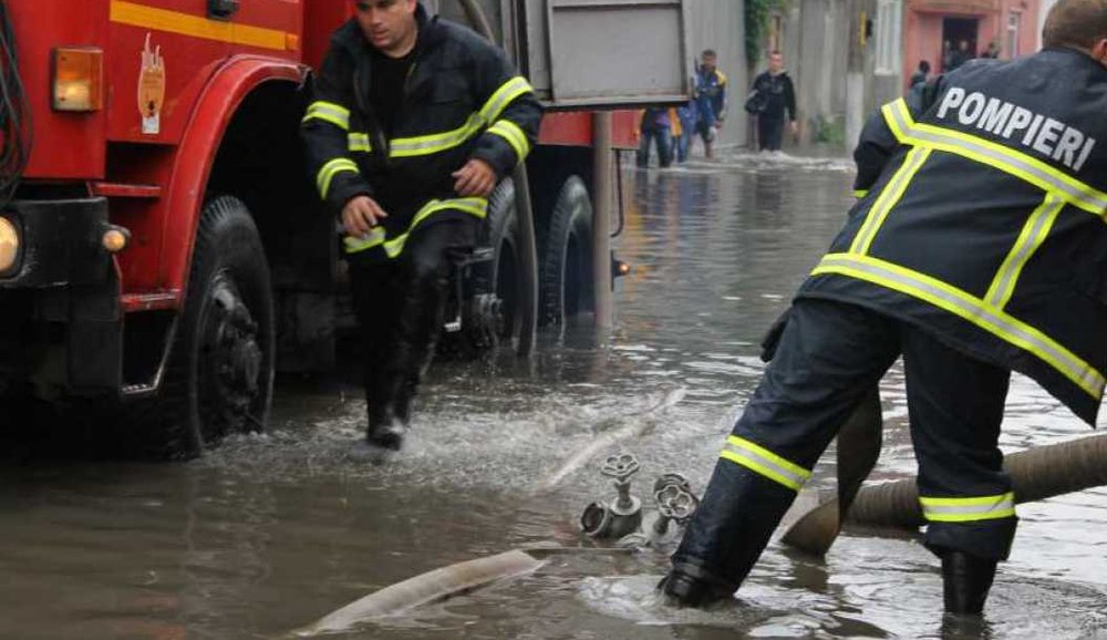 Inundații pe 13 străzi din Brăila din cauza precipitațiilor abundente. Pompierii intervin cu motopompe