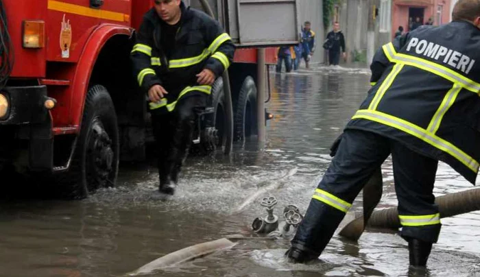 Pompierii intervin pe străzile inundate FOTO: ARHIVĂ, ADEVĂRUL