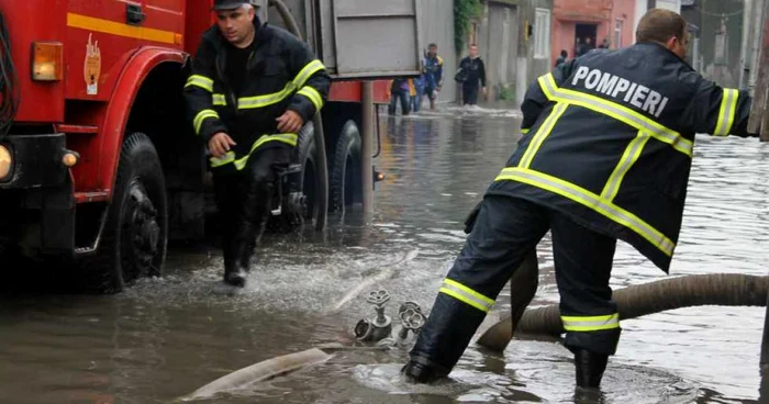Peste 35 de litri de apă s-au acumulat în mai puţin de 40 de minute de ploaie
