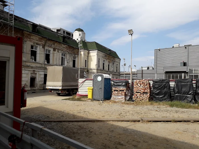 În curtea șantierului, barăcile muncitorilor  așteaptă reluarea lucrărilor