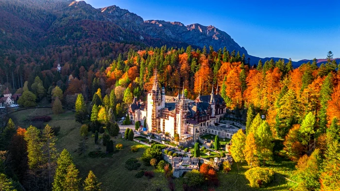 Castel într-o pădure, toamna