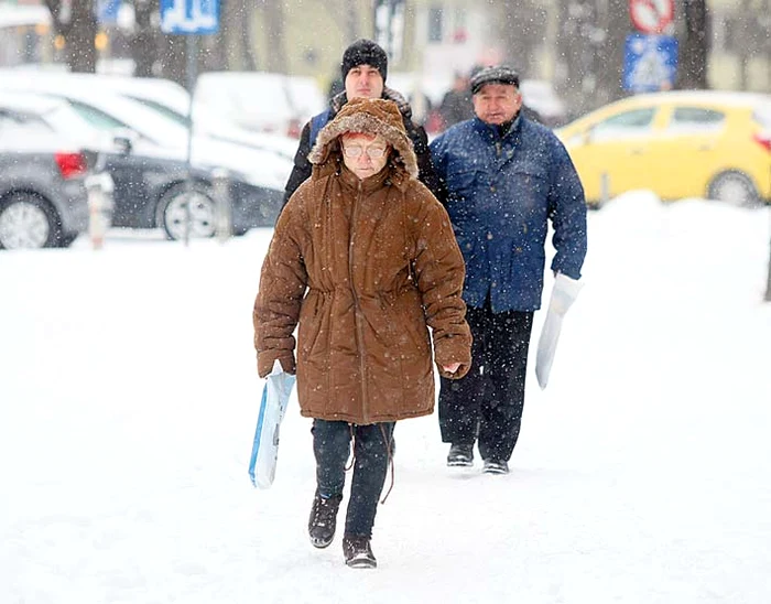 
    Braşov: La Paradisul acvatic, oamenii s-au bălăcit în piscina descoperită  