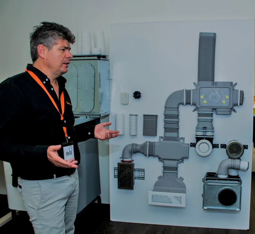 Béla Barabás îi consiliază pe cei interesaţi cu privire la ridicarea unei case pasive. FOTOGRAFII; EvoHouse