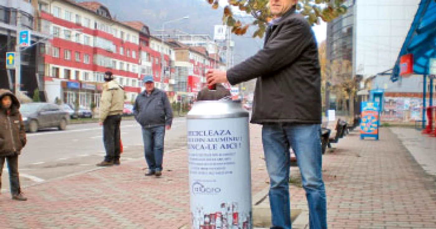VIDEO Model ecologic moldovenesc: pubele din doze de bere