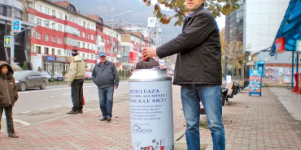 VIDEO Model ecologic moldovenesc: pubele din doze de bere