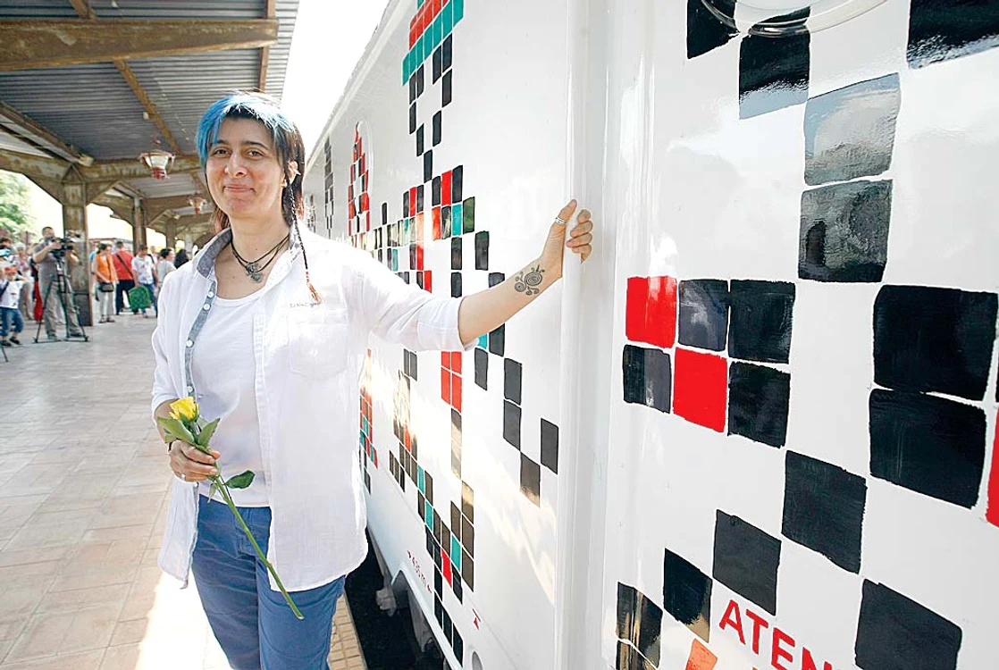 Carmen Nistor este artist vizual şi a reuşit să termine originala lucrare în 65 de ore