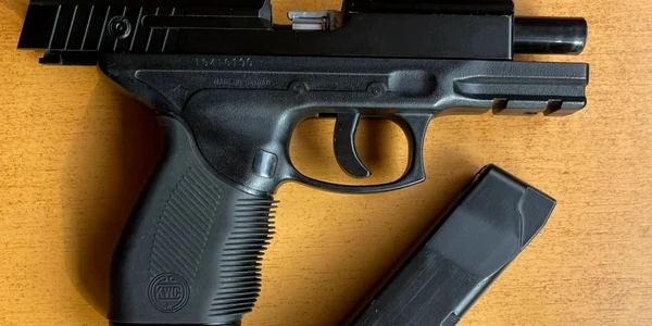 Pistolul cu care un licean din Vâlcea s-a dus la şcoală de Ziua Îndrăgostiţilor Foto Jandarmeria Vâlcea