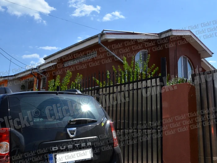 Adriana Bahmuţeanu a fost însoţită de avocat la tribunal şi la casa din Pantelimon. (Foto: Alex Muscaliu)