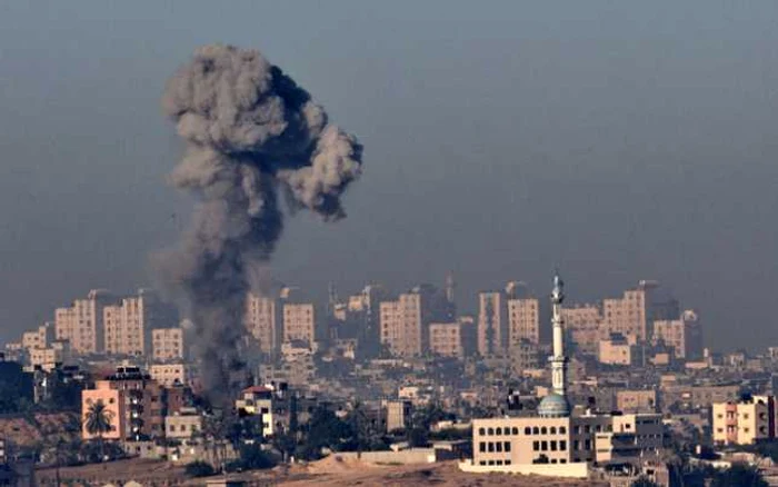 Războiul armatei israeliene cu gruparea Hamas se desfăşoară şi pe Twitter FOTO Bloomberg