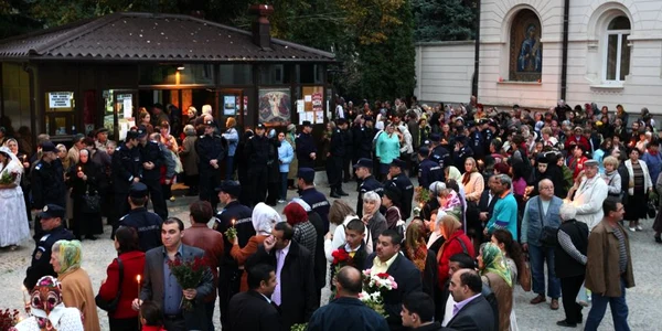 Pelerinii au la dispoziţie mai multe locuri unde îşi pot lăsa maşinile