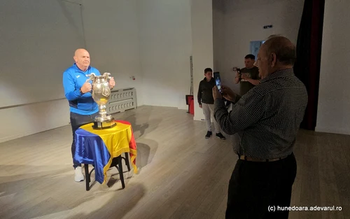 Cupa României la fotbal expusă la Hunedoara  Foto Daniel Guță ADEVĂRUL (91) jpg