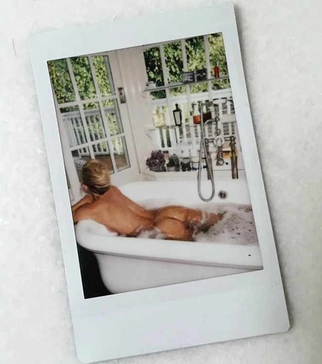 Kate Hudson (36 de ani) și-a expus posteriorul în cadă