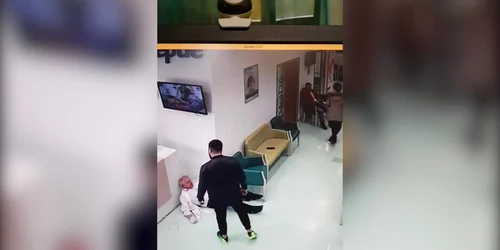Medic agresat de un bărbat într-un spital din Galaţi. Momentul a fost surprins de camerele de supraveghere