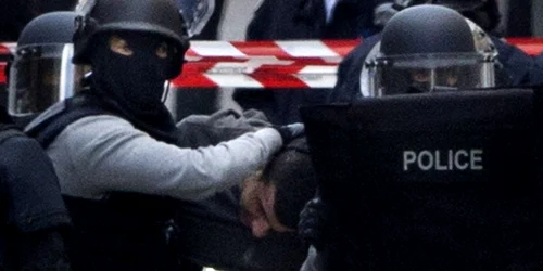 Poliţişti mascaţi reţin un bărbat în Saint-Denis lângă Paris FOTO AP