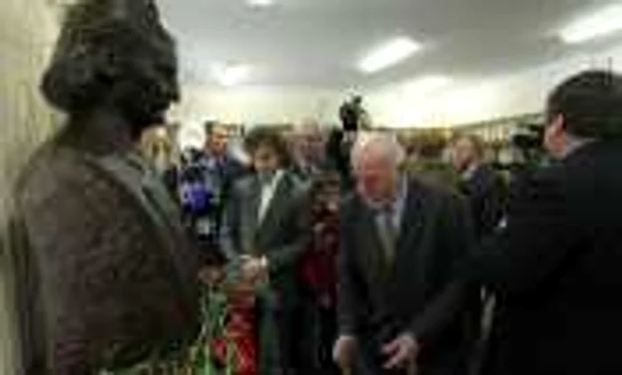 Bustul lui Grigore Vieru de la biblioteca Alba Iulia din Chisinau