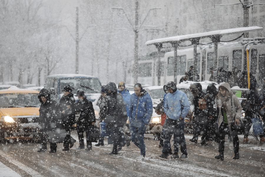 Vine gerul: Cât scad temperaturile și unde continuă să facă viscolul prăpăd. Când scăpăm de frigul cumplit