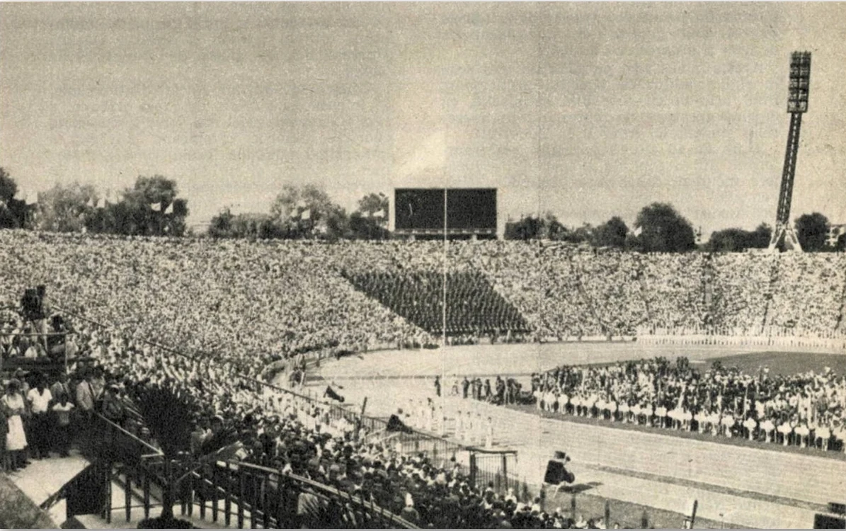 Pe stadionul „23 August” s-a montat o nouă tabelă electronică în 1981 (Foto: Muzeul Sportului) 