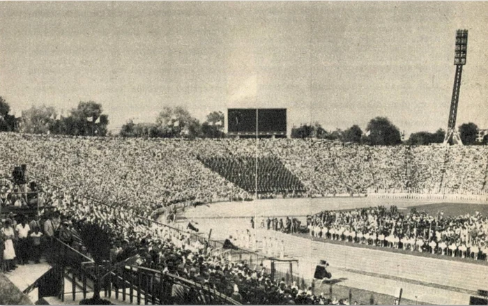 Pe stadionul „23 August” s-a montat o nouă tabelă electronică în 1981 (Foto: Muzeul Sportului) 