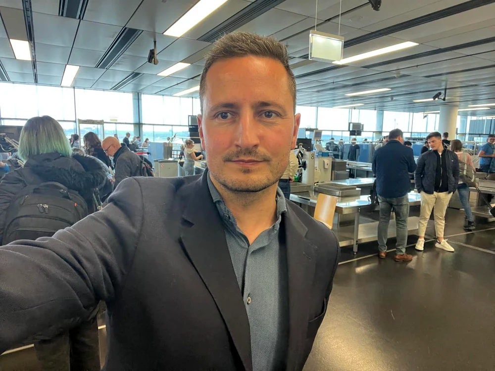 Europarlamentarul Nicu Ștefănuță cere explicații directorului aeroportului din Viena FOTO Facebook