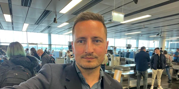 Nicu Stefanuta Aeroport Viena Facebook jpg