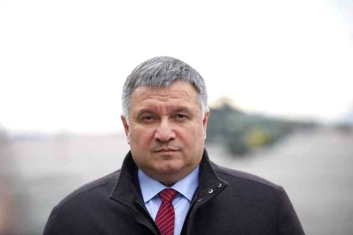 Arsen Avakov controla şi garda naţională, poliţia de frontieră şi serviciile de salvare, ceea ce înseamnă mai multe sute de mii de funcţionari înarmaţi care îi asigură o putere importantă în sânul statului ucrainean.