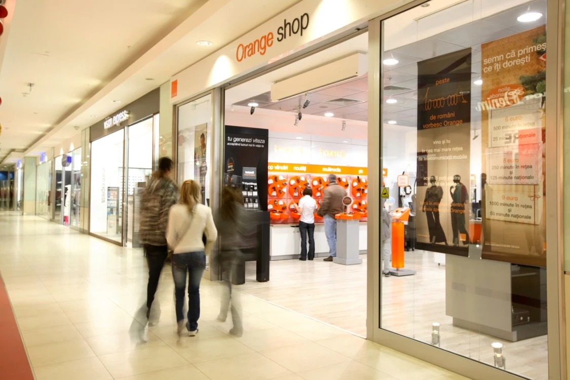 Abonaţi Orange şi Vodafone vor călători cu o grijă în minus.