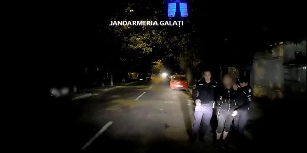 individ inarmat cu un satar jandarmi Galati