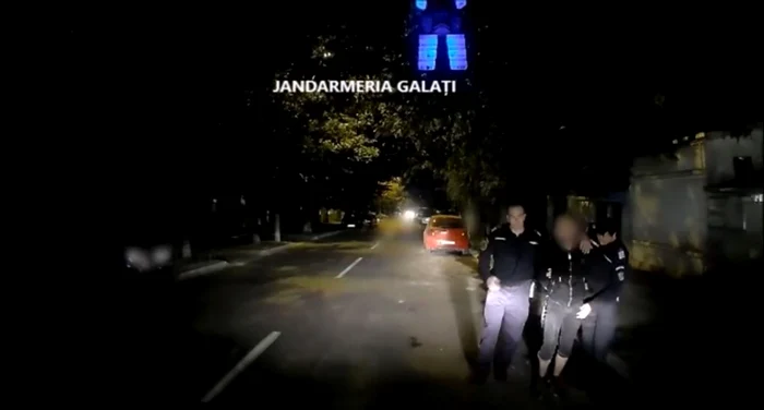 Momentul reţinerii individului de către jandarmi Foto: captură video IJJ Galaţi