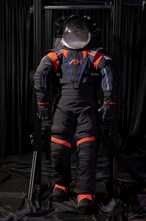 Noul prototip de costum spațial prezentat de NASA