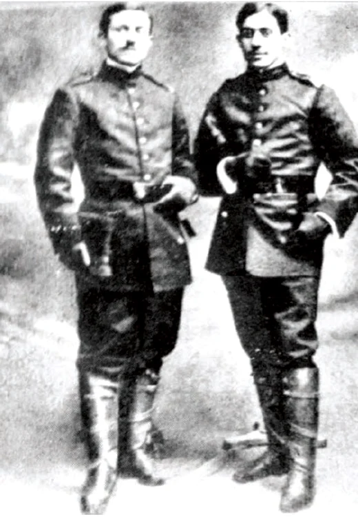 Constantin T. Stoika (dreapta) și fratele său Cezar,  sub arme 