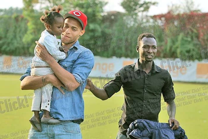 Boubacar  a avut grijă  de cea mică (Fotografii: Sever Gheorghe)