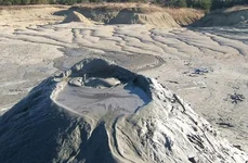 Vulcanii noroioşi – Pâclele Mici, Mari şi Pâclele Beciu ale Buzăului, remarcabil fenomen natural jpeg