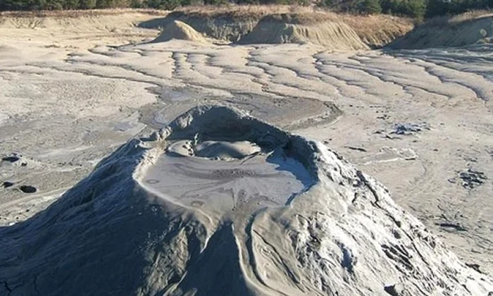 Vulcanii noroioşi – Pâclele Mici, Mari şi Pâclele Beciu ale Buzăului, remarcabil fenomen natural jpeg