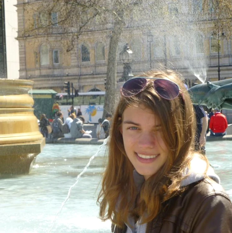 Elsemiek de Borst mai avea un an si ar fi terminat scoala pe care o urma la Haga. Ea calatorea in Malayisa cu mama, fratele vitreg si tatal vitreg pentru a-si petrece vacanţa