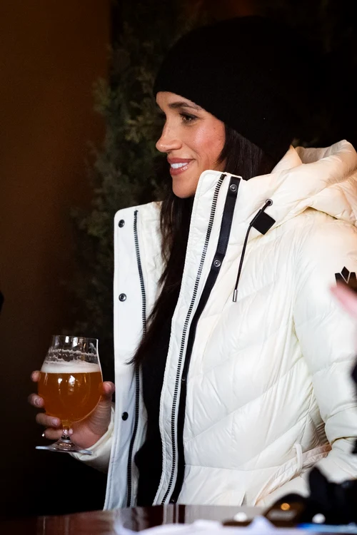 Meghan Markle cu un pahar de bere în mână
