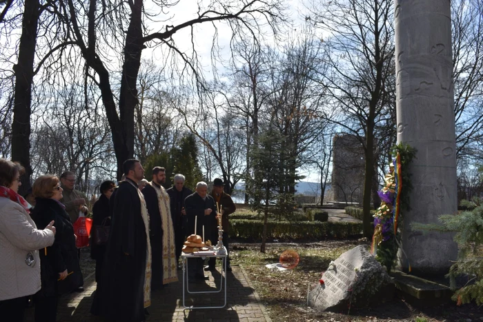 Slujbă la monumentul din Parcul Dragalina