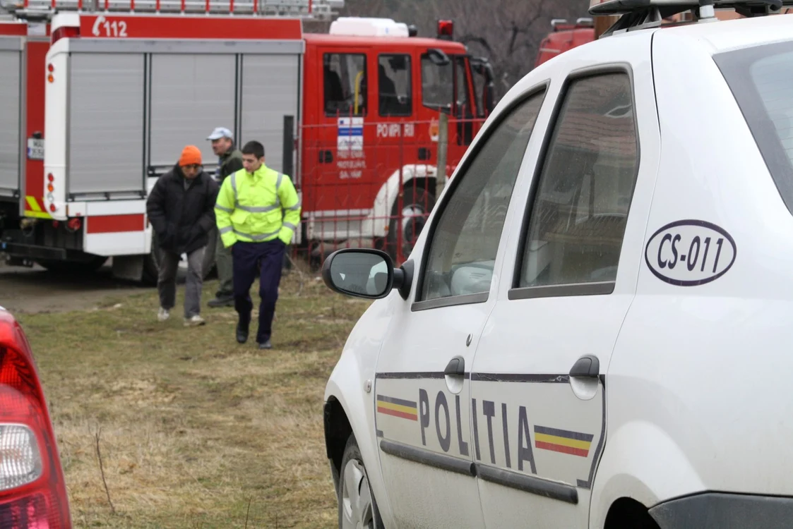 Poliţiştii îl caută pe agresor.