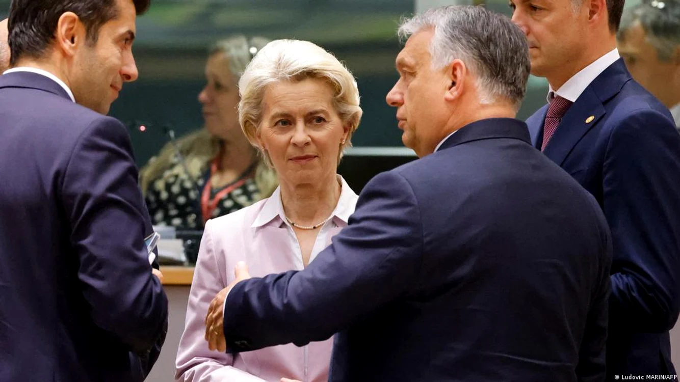 Președinta Comisiei, Ursula von der Leyen și actualul președinte al Consiliului, Viktor Orban