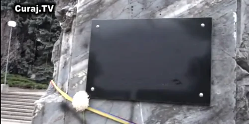 Plăcuța comemorativă, vopsită în negru