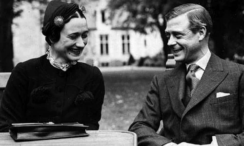 Bijuteriile femeii pentru care a abdicat regele Edward al VIII lea, scoase la licitaţie jpeg