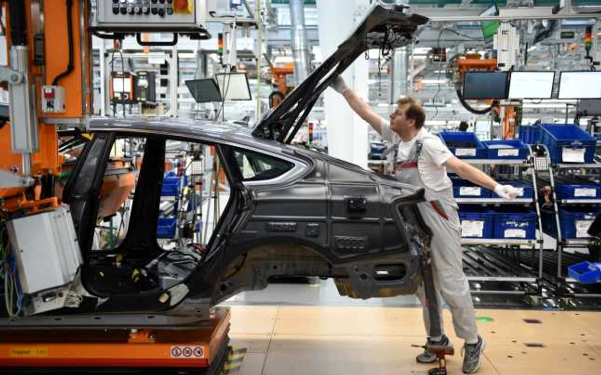 Muncitori asamblează maşini Audi pe o linie de asamblare la uzina de automobile Audi în Ingolstadt Germania FOTO Guliver / Getty Images / Andreas Gebert 