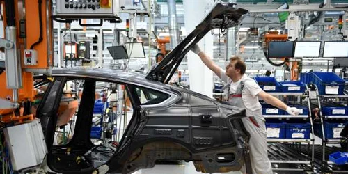 Muncitori asamblează maşini Audi pe o linie de asamblare la uzina de automobile Audi în Ingolstadt Germania FOTO Guliver / Getty Images / Andreas Gebert