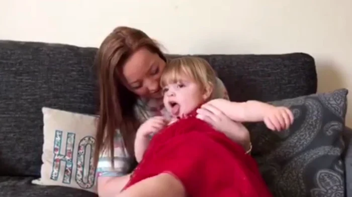 
    Sophie a reușit să își salveze fiica in brațele atacatorului eiFoto: Captură video  