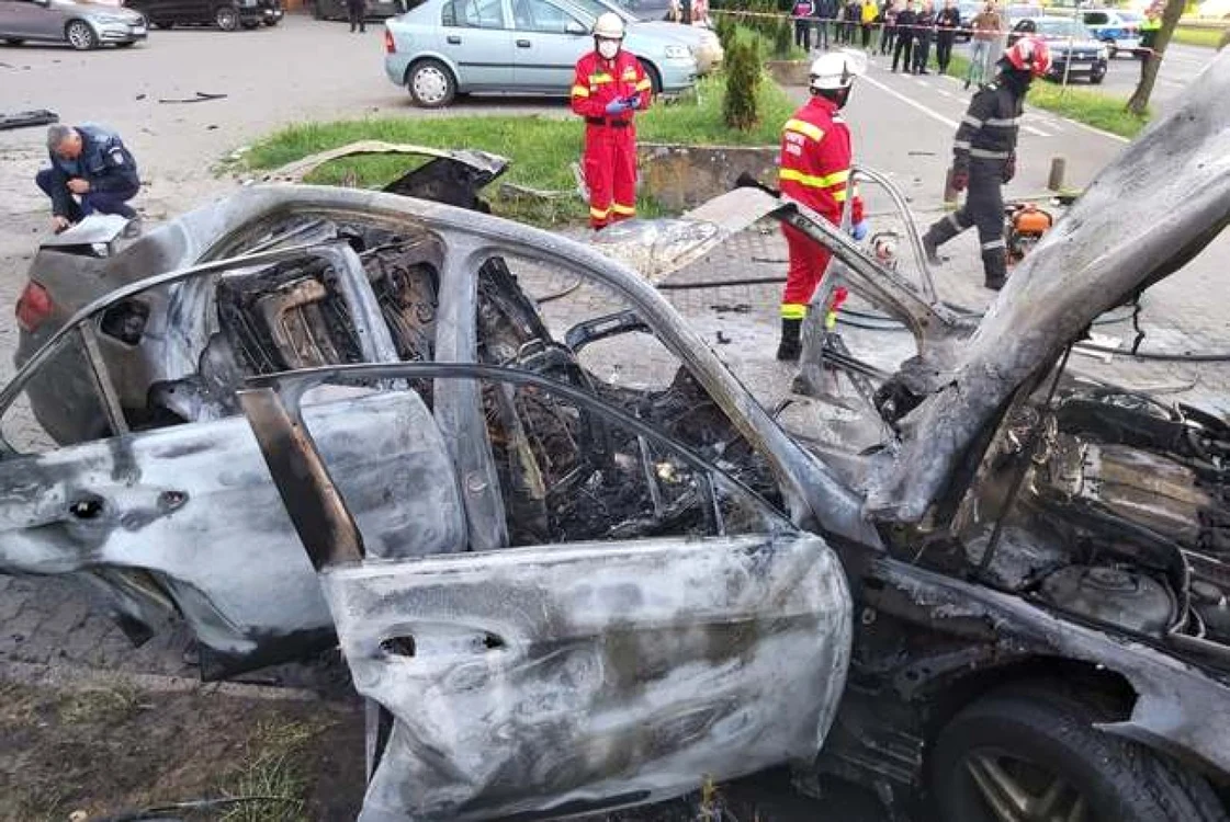 Resturile maşinii omului de afaceri Ioan Crişan, după atentatul de la Arad. Imagine: Aradon.ro