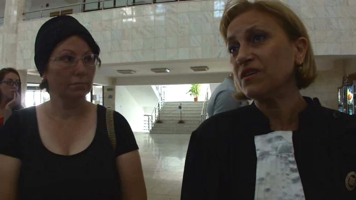 Mama victimei, Liliana Popa (stg.), alături de avocatul familiei, Rodica Mitrea (FOTO: Mugurel Manea)
