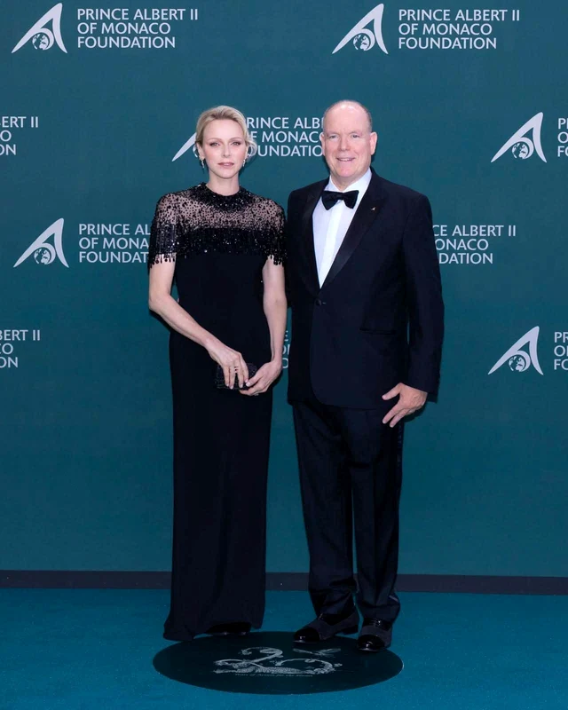 Prințesa Charlene în rochie Jenny Packham și Prințul Albert de Monaco.